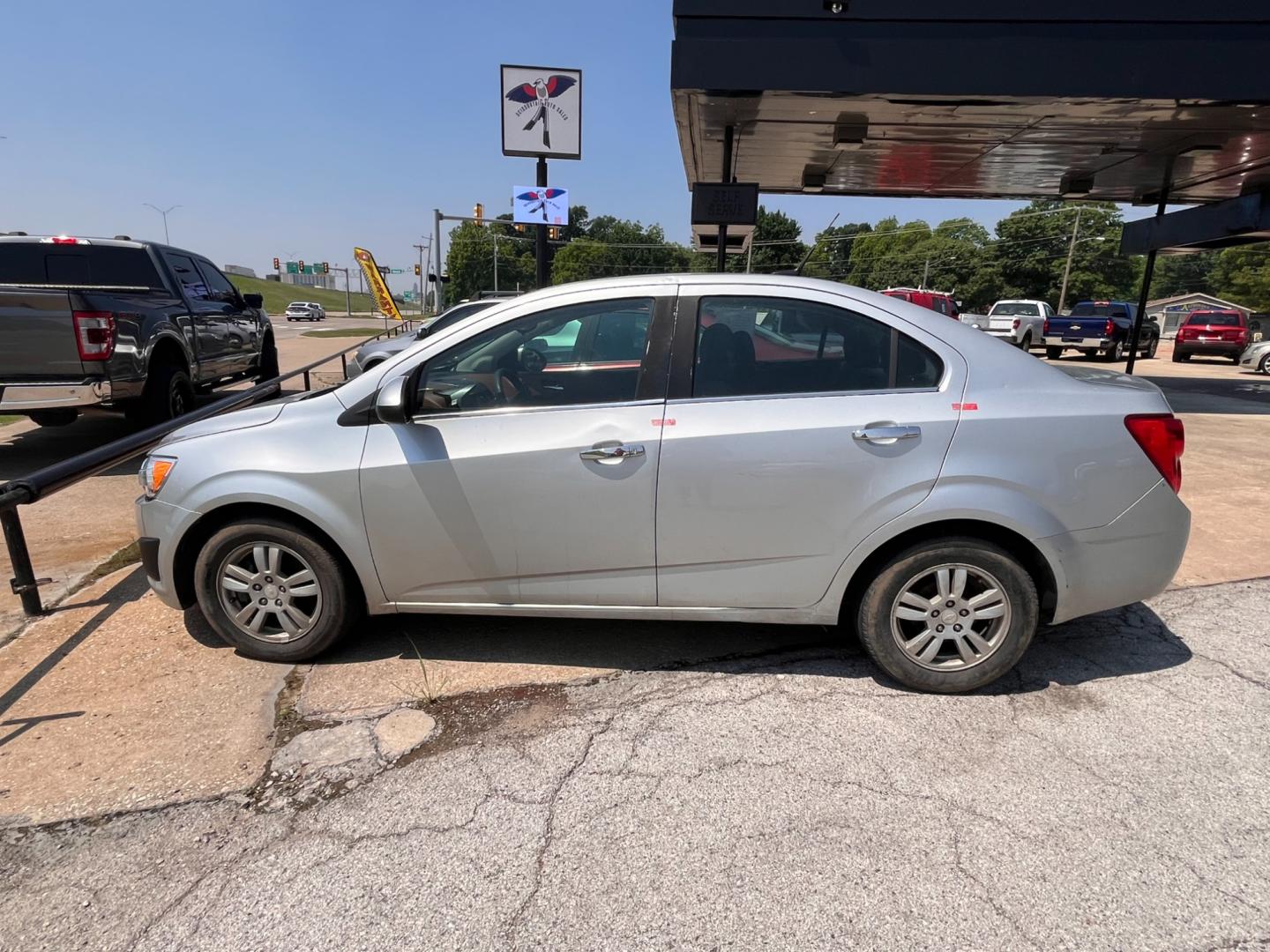 2013 SILVER CHEVROLET SONIC LT LT Auto Sedan (1G1JC5SHXD4) with an 1.8L L4 DOHC 24V FFV engine, 6-Speed Automatic transmission, located at 8101 E. Skelly Dr., Tulsa, OK, 74129, (918) 592-3593, 36.121891, -95.888802 - Photo#3